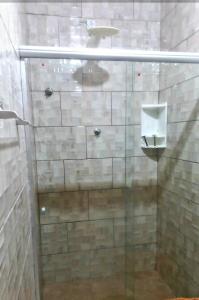 eine Dusche mit Glastür im Bad in der Unterkunft POUSADA CASA AMARELA in Chapada dos Guimarães
