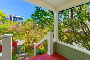 een veranda met uitzicht op bomen en bloemen bij Enchanted Path to a Gardenscape - 92 Walkscore! in Seattle