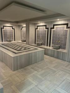 een weergave van een badkamer met drie wastafels en toiletten bij Fully furnished 1+1 apartment in luxury complex Heaven Hills in Mahmutlar