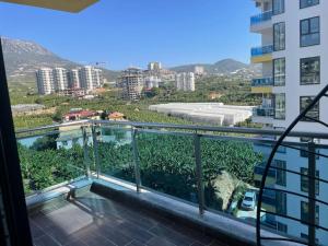 een balkon met uitzicht op de stad bij Fully furnished 1+1 apartment in luxury complex Heaven Hills in Mahmutlar