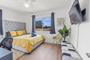 Un dormitorio con una cama grande y una ventana. en Comfy & Updated Apartment centrally located minutes away from everything!, en Miami