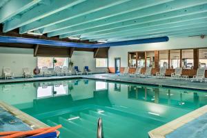 einen großen Pool mit blauen Decken und Stühlen in der Unterkunft Alpine Lake Resort Cabin Rental with Pool Access! in Terra Alta