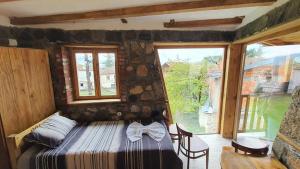 ein Schlafzimmer mit einem Bett und einem großen Fenster in der Unterkunft Villa Old House BN in Bitola