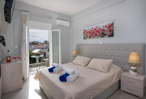 een slaapkamer met een groot bed en handdoeken bij Casa Di Kasapa in Panormos Rethymno