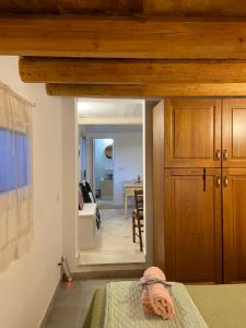 um quarto com uma cama e um corredor com uma cozinha em Rifugio tra gli ulivi em Marina di Ragusa