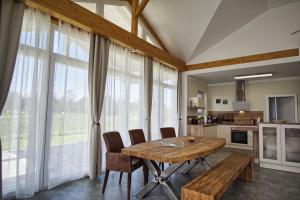 Kuchyň nebo kuchyňský kout v ubytování modernes Ferienhaus mit eigenem Garten und Terrasse - Ferienhaus Bauernrose