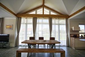 Kuchyň nebo kuchyňský kout v ubytování modernes Ferienhaus mit eigenem Garten und Terrasse - Ferienhaus Bauernrose
