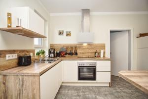 Kuchyň nebo kuchyňský kout v ubytování modernes Ferienhaus mit eigenem Garten und Terrasse - Ferienhaus Bauernrose