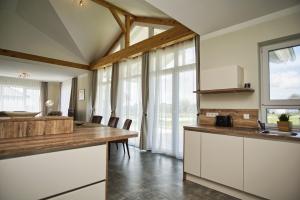 Kuchyň nebo kuchyňský kout v ubytování modernes Ferienhaus mit eigenem Garten und Terrasse - Ferienhaus Bauernrose