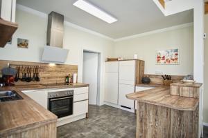 Kuchyň nebo kuchyňský kout v ubytování modernes Ferienhaus mit eigenem Garten und Terrasse - Ferienhaus Bauernrose
