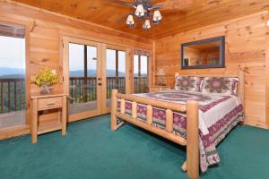 um quarto com uma cama num chalé de madeira em Amazing View #223 em Sevierville