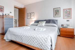 een slaapkamer met een bed met twee handdoeken erop bij Una Chicca in Valdobbiadene