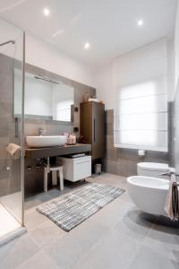 een badkamer met een toilet en een wastafel bij Una Chicca in Valdobbiadene