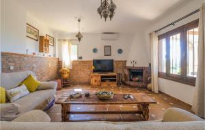 een woonkamer met een bank en een salontafel bij Stunning Home In Mijas With Swimming Pool in Mijas