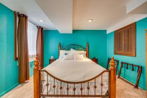 um quarto com uma cama com paredes azuis em Peaceful Boulder Apartment with Private Patio! em Boulder