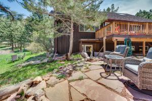 uma casa de madeira com um deque e um pátio em Peaceful Boulder Apartment with Private Patio! em Boulder
