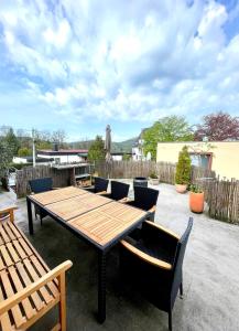 una mesa de madera y sillas en un patio en Maisonette Wohnung Südstadtvilla, en Eisenach
