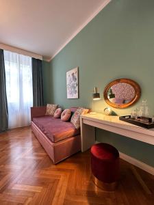 ein Wohnzimmer mit einem Sofa und einem Spiegel in der Unterkunft A casa di Bruna in Gorizia