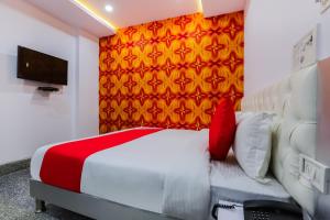 a bedroom with a bed and a tv at OYO Hotel New Tech India in New Delhi