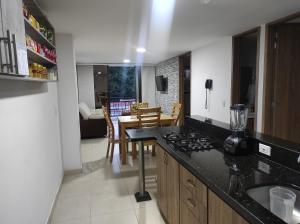 uma cozinha com uma bancada e uma sala de jantar em Aptahotel Guest House em San Gil