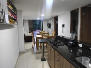 cocina con encimera y comedor en Aptahotel Guest House en San Gil