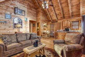 un salon avec un canapé et une table dans l'établissement Two-Bedroom House, à Pigeon Forge