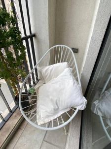 - Silla blanca con almohada en el balcón en Precioso departamento 2 ambientes Julian A. y Castillo en Buenos Aires