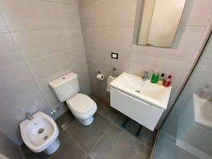 Baño pequeño con aseo y lavamanos en Precioso departamento 2 ambientes Julian A. y Castillo en Buenos Aires