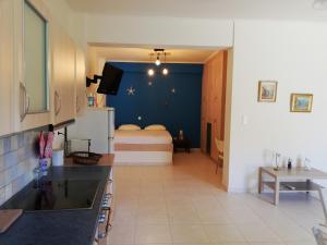 una cocina y un dormitorio con una cama en una habitación en ALTHEA HOLIDAY STUDIO, en Aghia Marina