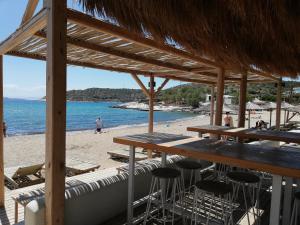 un bar en la playa con vistas al océano en ALTHEA HOLIDAY STUDIO, en Aghia Marina