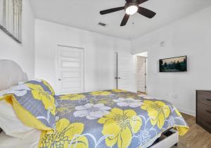 a bedroom with a bed and a ceiling fan at Luxurious 1 Bedroom Apartment Near Braves Stadium in Atlanta