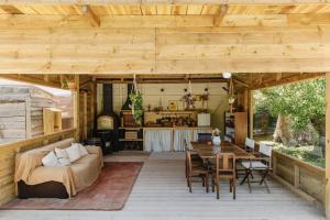 een woonkamer en eetkamer van een huis met een houten plafond bij Casa da Aldeia - Small House Selva - Peniche - Baleal in Casais Brancos