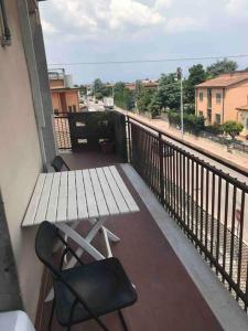 balcone con tavolo e panca di Appartamento Scarlett a Villafontana