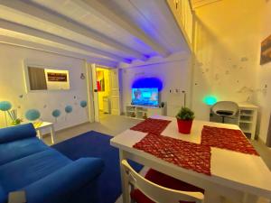 un soggiorno con divano blu e tavolo di la Piccola Dimora appartamento a Taranto