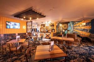- un restaurant avec des tables et des chaises dans une salle dans l'établissement Remarkable 5-Bed Cabin in Clacton-on-Sea, à Clacton-on-Sea