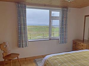 Postel nebo postele na pokoji v ubytování Lands End Cottage - Connemara