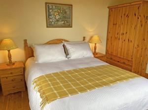 Postel nebo postele na pokoji v ubytování Lands End Cottage - Connemara