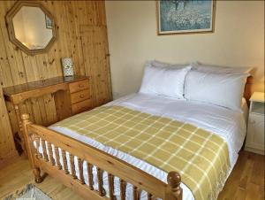 Postel nebo postele na pokoji v ubytování Lands End Cottage - Connemara