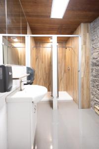 La salle de bains est pourvue d'une douche, de toilettes et d'un lavabo. dans l'établissement Auberge de la paix, à Québec