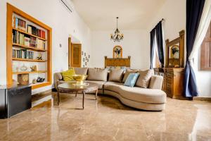 ein Wohnzimmer mit Sofa und Tisch in der Unterkunft Casa Praxedis in Santiago