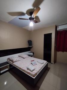 um quarto com uma cama e uma ventoinha de tecto em Hotel cowboy Cidade Dutra em São Paulo