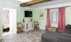 ein Wohnzimmer mit einem Sofa und einem Tisch in der Unterkunft Apartments Orica I in Suđurađ