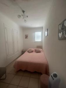 ein Schlafzimmer mit einem Bett mit einer rosa Decke in der Unterkunft villa Siana in Antibes