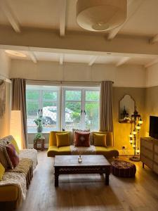 タプロウにあるBeautiful flat sleeps 4 in Taplow Maidenhead Near Windsor and Ascot racecourses Near Legolandのリビングルーム(ソファ、テーブル付)