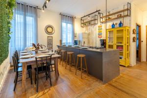 a kitchen with a table and chairs and a counter at Piccolo Recanto in Bento Gonçalves