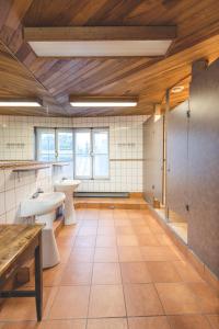 - une grande salle de bains avec 2 lavabos et 2 toilettes dans l'établissement Auberge de la paix, à Québec