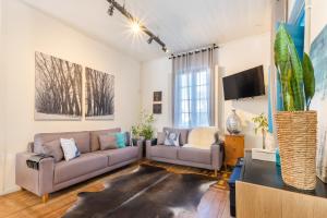 a living room with two couches and a tv at Piccolo Recanto in Bento Gonçalves