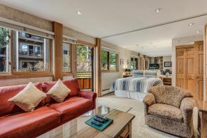 Χώρος καθιστικού στο Laurelwood Condominiums 407