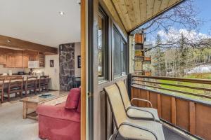 Χώρος καθιστικού στο Laurelwood Condominiums 407