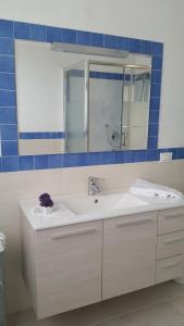 y baño con lavabo y espejo. en Apartment Iseo Lake, en Sale Marasino